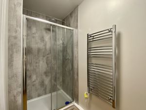 Shower room- click for photo gallery